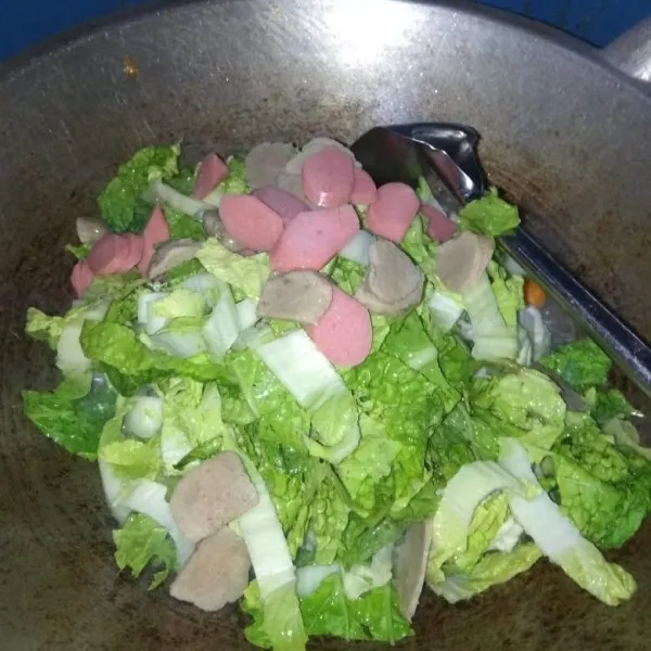 Masukkan sayuran lainnya beserta sosis dan bakso.