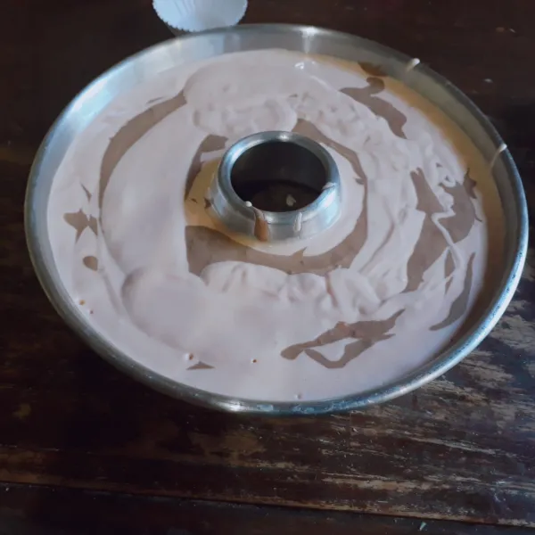 Olesi loyang tulban diameter 22 cm dengan minyak goreng. Ttuang adonan selang seling orange & coklat. Hentak-hentakan loyang