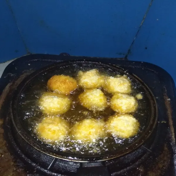 Goreng sampai matang atau kuning keemasan.