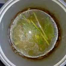 Tambahkan garam, gula pasir dan kaldu bubuk. Masak hingga mendidih. Koreksi rasanya.