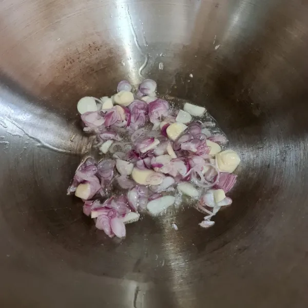 Panaskan minyak goreng dan masukkan bawang merah dan bawang putih, tumis hingga wangi.