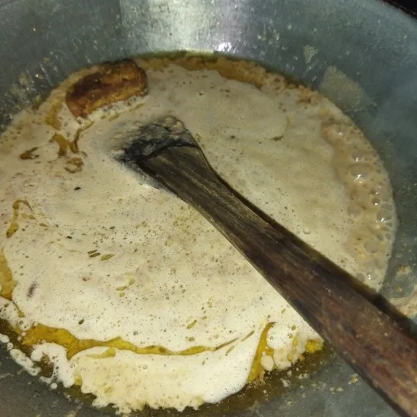 Setelah bahan bumbu diblender, lalu masak dengan ditambah 5 sdm minyak goreng, beri garam dan gula merah.