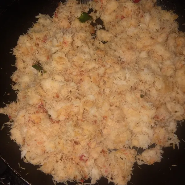 Masukan kelapa parut, aduk rata.