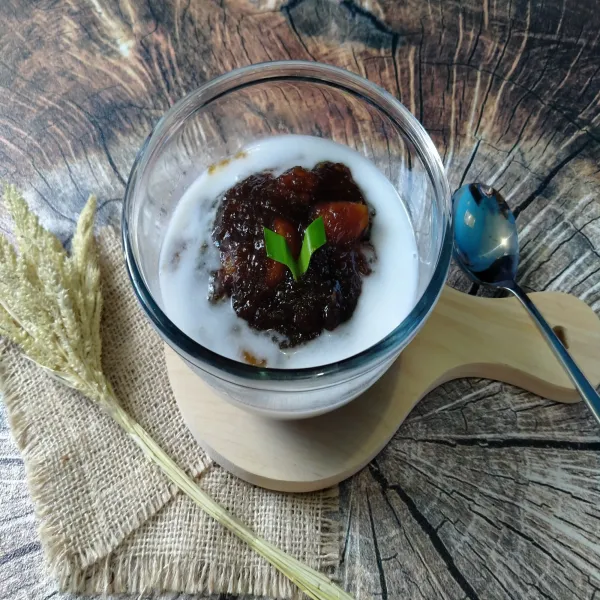 Salin bubur ke piing saji, kemudian siram dengan kuah santan. Bubur siap dinikmati.