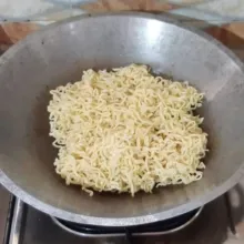 Masukkan mie yang sudah direbus.