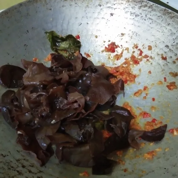 Masukan jamur kuping, aduk