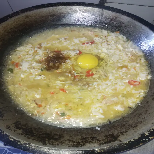 Masukan air, telur dan penyedap kemudian aduk sebentar hingga mengental, angkat sajikan dengan irisan daun bawang & bawang goreng