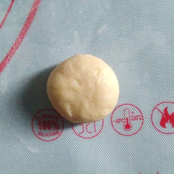 Rounding, lalu pipihkan. Balur dengan tepung terigu, proofing selama 45 menit - 1 jam.
