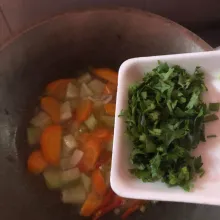 Terakhir tambahkan seledri dan koreksi rasa.