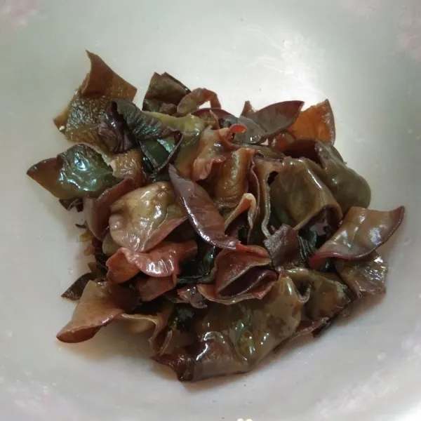 Iris - iris jamur kuping, sisihkan