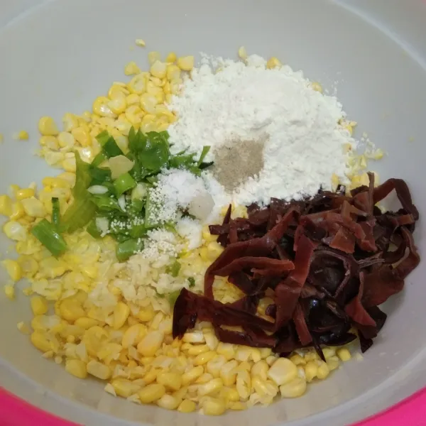 Tambahkan tepung terigu, irisan bawang daun, garam, merica bubuk, kaldu jamur, jamur kuping aduk rata