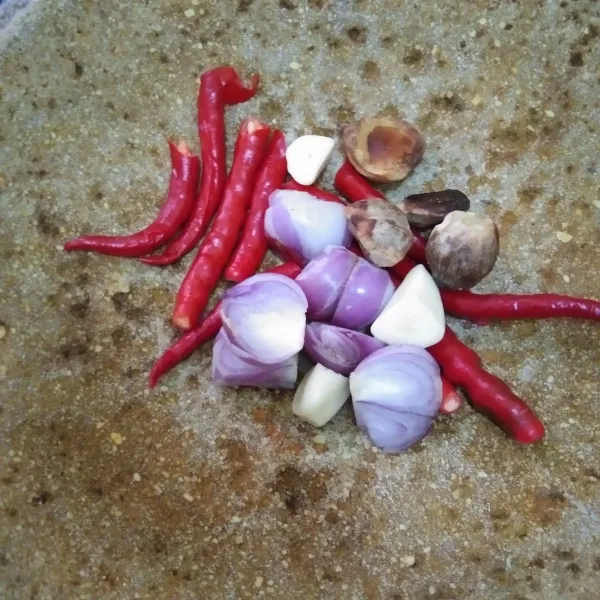 Siapkan bumbu halus, haluskan