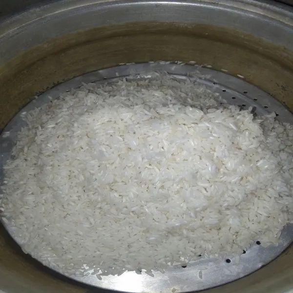 Cuci bersih beras lalu kukus selama 20 menit.