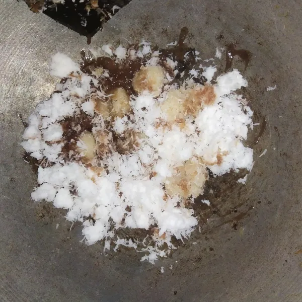 Masukkan kelapa parut, tambahkan sedikit garam. Koreksi rasa, lalu masak hingga kelapa matang dan dapat dipulung.