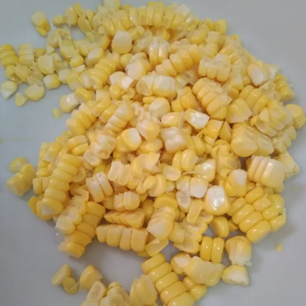 Pipil jagung, tempatkan pada wadah besar