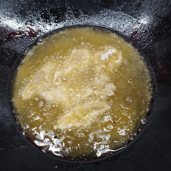 Panaskan minyak goreng, goreng ayam sampai matang angkat dan sisihkan sampai semua ayam habis digoreng. kemudian goreng sekali lagi ayam agar lebih krispi awetnya. Angkat dan sajikan