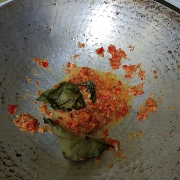 Tumis bumbu halus besera daun salam dan lengkuas hingga harum