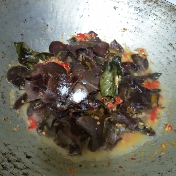 Tambahkan air, garam dan gula pasir, aduk rata