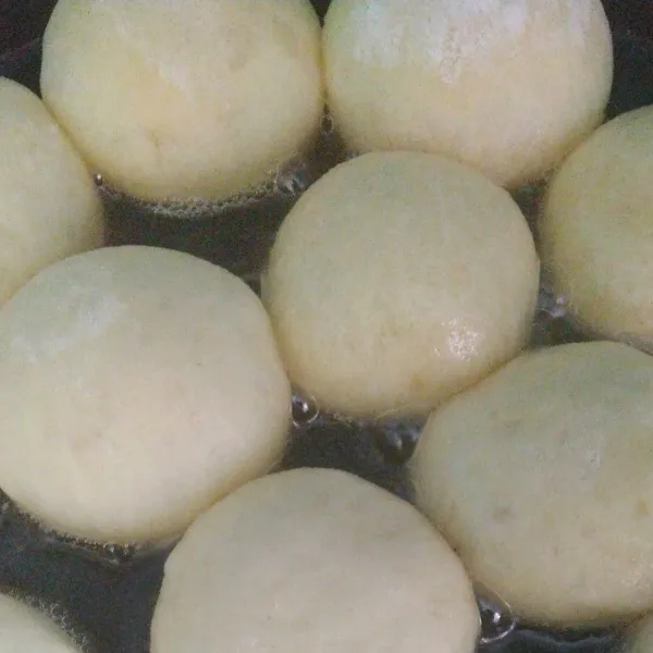 Goreng di minyak panas, api kecil.