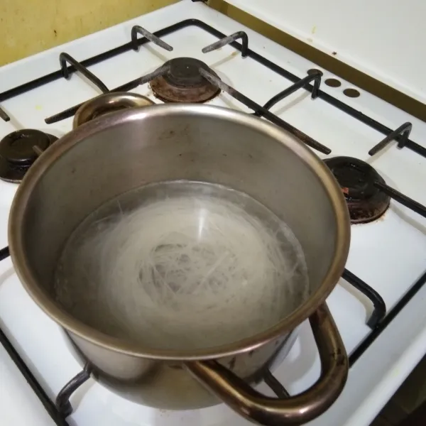 Rendam soun dengan air panas hingga empuk, tiriskan