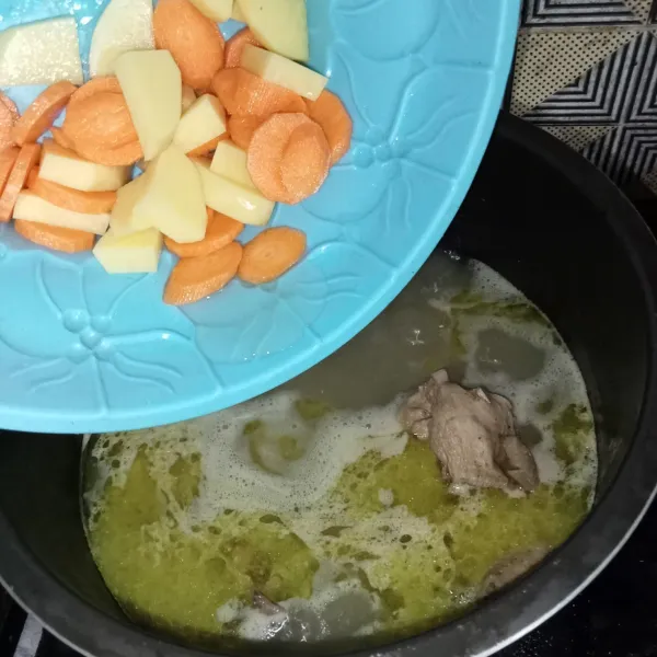 Bila ayam sudah empuk, masukkan wortel dan kentang.