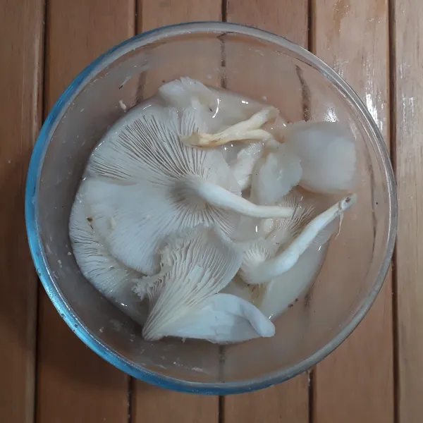 Masukkan jamur ke dalam adonan pencelup.