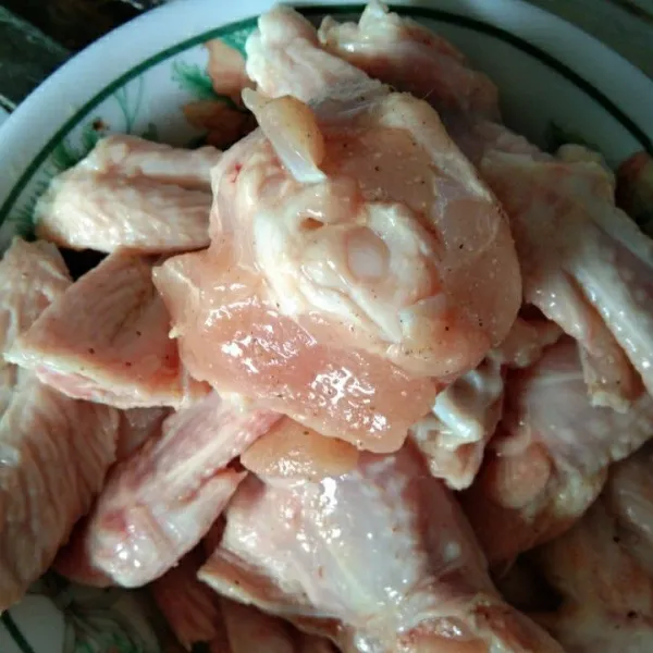 Marinasi ayam dengan bumbunya, merica bubuk, bawang putih bubuk dan garam, aduk hingga rata, diamkan minimal 30 menit supaya meresap