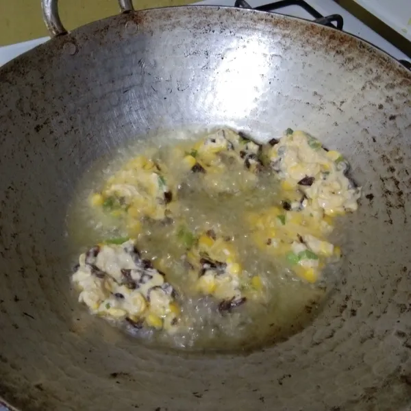 Goreng bakwan jagung jamur kuping hingga matang kecokelatan, tiriskan