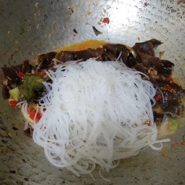Masukan soun yang telah direbus, aduk masak hingga matang
