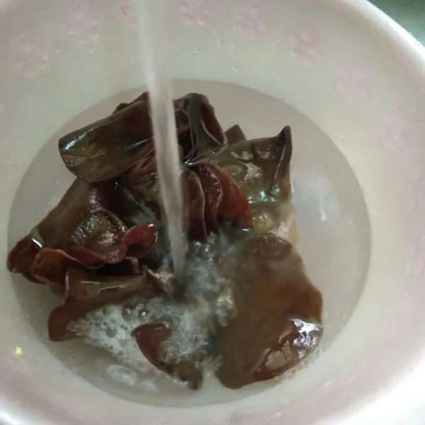 Rendam dan cuci jamur kuping, tiriskan