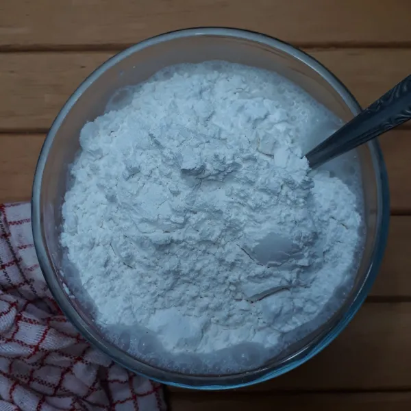 Masukkan tepung beras dan tepung tapioka ke dalam larutan santan, aduk rata lalu saring dan bagi jadi 2 bagian.