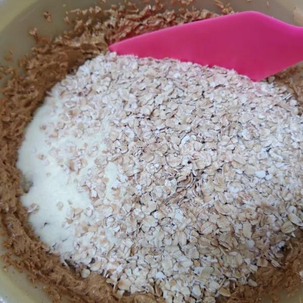 Masukkan tepung, oatmeal dan susu bubuk, aduk rata menggunakan spatula.
