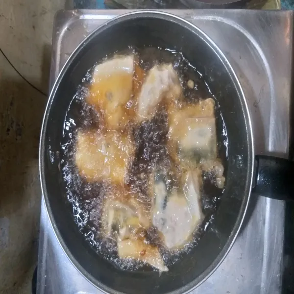 Goreng ikan hingga coklat, angkat dan tiriskan