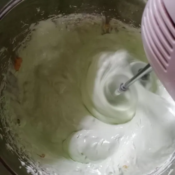 Turunkan kecepatan mixer. Masukkan campuran terigu, susu bubuk dan baking powder secara bertahap. Mixer sampai tercampur rata. Matikan mixer.