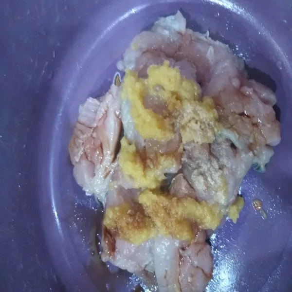 Haluskan bawang putih jahe tambahkan semua bumbu marinase ikan selama 5 menit