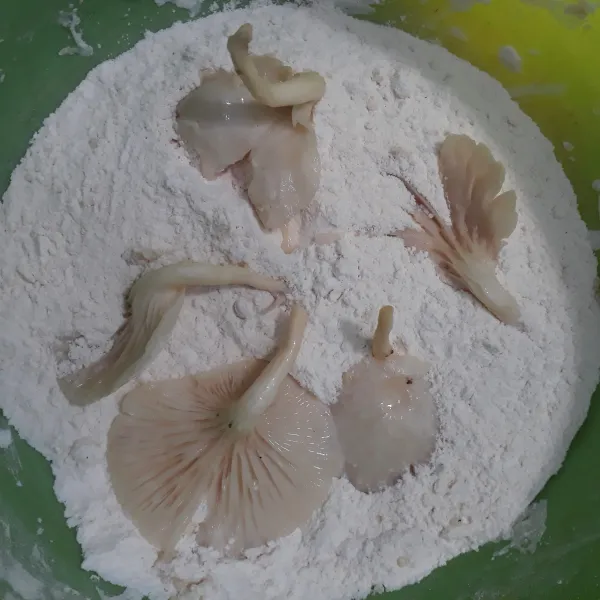 Masukkan semua bahan pelapis ke dalam baskom/ mangkuk lebar. Masukkan jamur ke bahan pelapis, ratakan tepung hingga permukaan jamur terselimuti tepung tapi jangan ditekan, cukup asal menempel saja. Celup dan lapisi jamur lagi sebanyak 2- 3 kali.