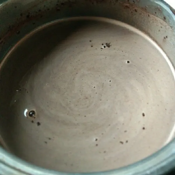 Tuang dalam panci masak larutan puding cokelat hingga mendidih, hilangkan uap panasnya
