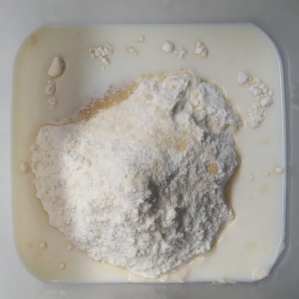 Campur semua bahan kecuali margarin dan garam. Uleni hingga setengah kalis.