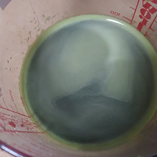 Blender bahan jus pandan dan peras airnya sebanyak 100 ml