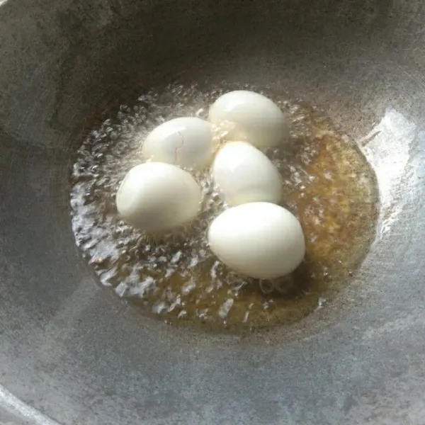 Panaskan minyak goreng, masukan telur rebus