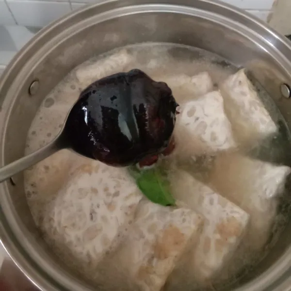 Tambahkan asam jawa, gula merah, kecap manis, bawang merah, bawang putih, daun salam dan garam. Aduk rata.