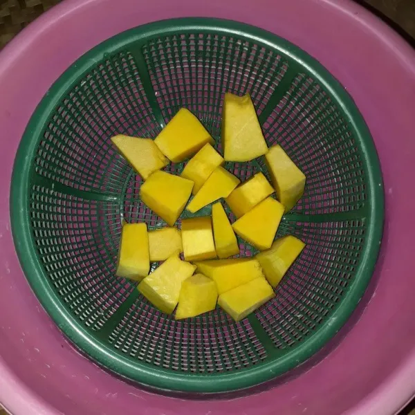 Kupas labu, potong-potong kecil lalu cuci hingga bersih dan tiriskan.