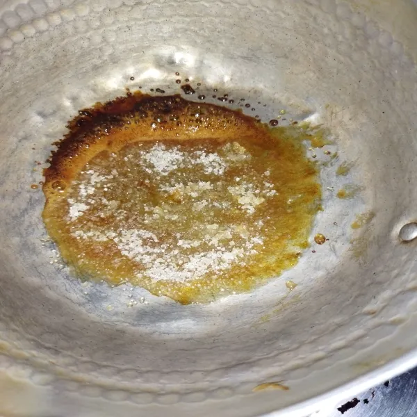 Membuat sambal : siapkan wajan / panci kecil, lalu masak gula pasir hingga menjadi mencair / karamel.