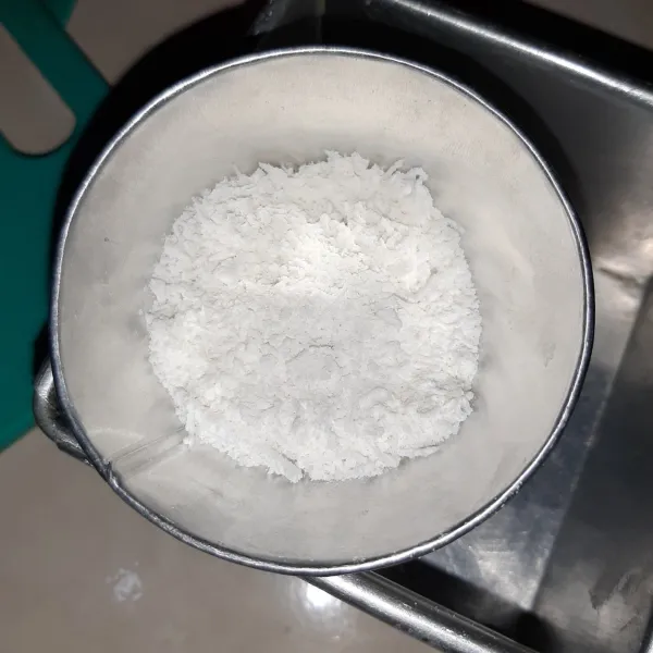 Masukkan dulu sebagian adonan putih ke cetakan. Cetakannya tidak perlu diolesi apapun. Khasnya adalah bentuk kerucut. Tapi kalau tidak ada, boleh juga menggunakan cetakan putu ayu. Jangan ditekan agar kue tidak jadi keras.