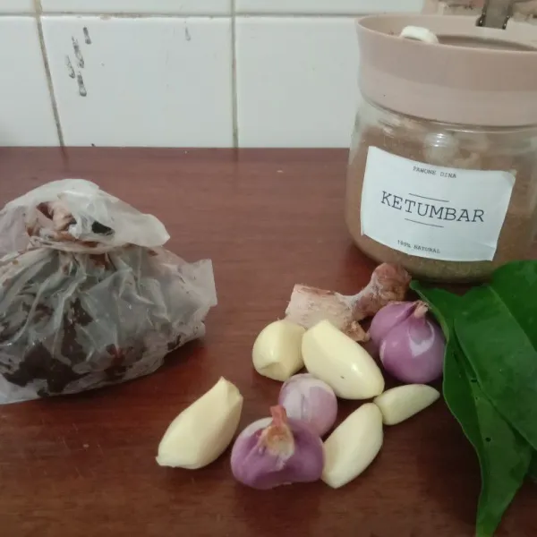 Siapkan bahan.