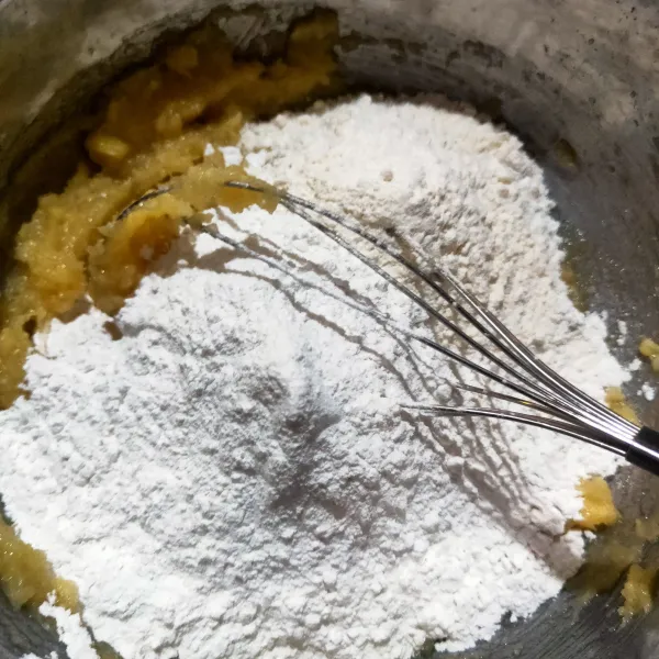 Campur gula,dan tape sampai rata. Tambahkan ragi instan, terigu dan tepung beras.