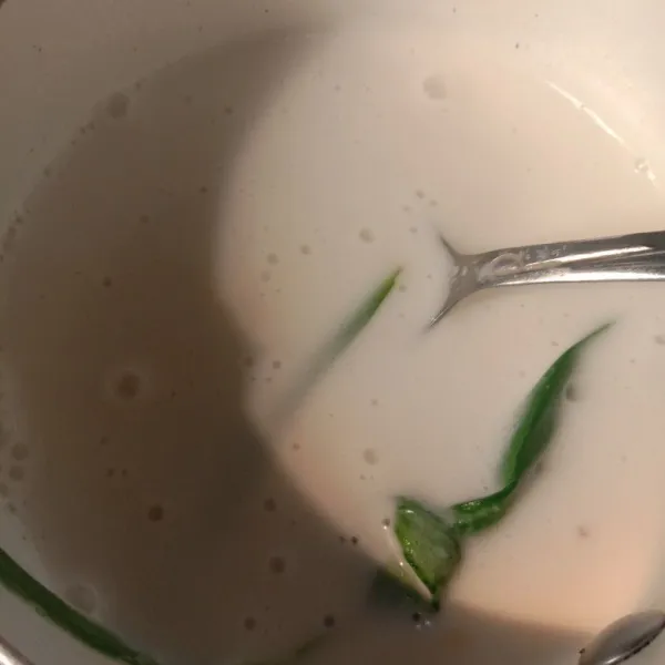 Didihkan santan air, gula, garam dan daun pandan. Dinginkan.