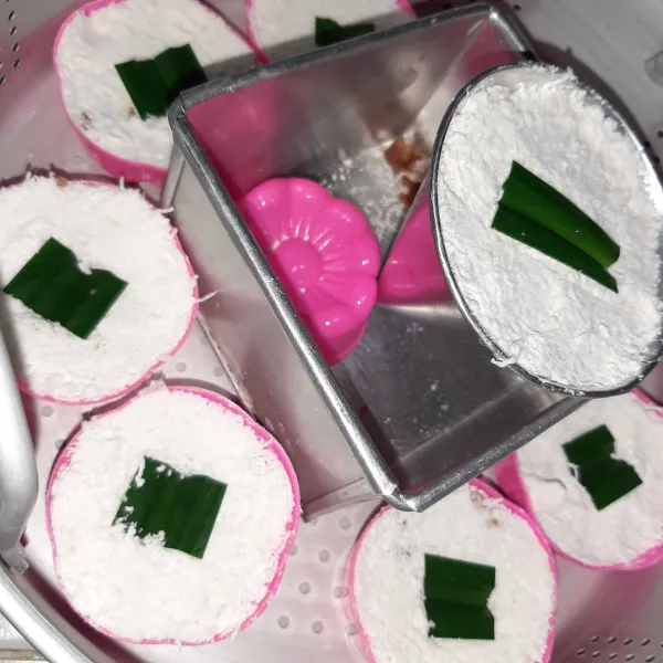 Potong-potong daun pandan lalu letakkan di atasnya.