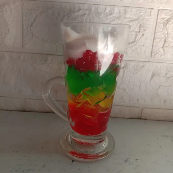 Penyajian: susun jelly dalam gelas, kemudian sagoo, kemudian serutan daging kelapa.