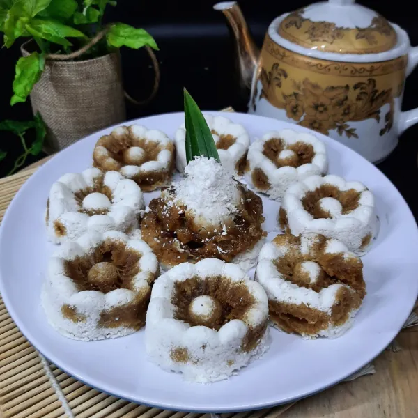 Makan selagi hangat akan lebih yummy. Bisa juga sambil ditabur lagi dengan kelapa parut yang sudah dikukus agar lebih gurih (opsional).